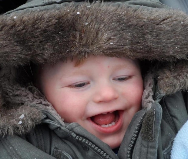 Menino Ollie Petherick, de dois anos, sofre da Sndrome de Angelman, que faz com que ele esteja sempre sorrindo
