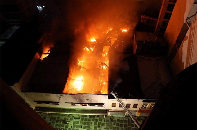 Incndio atingiu galpo de 3.500 m2 de uma loja de roupas da rede Torra Torra na rua Direita, regio central de So Paul