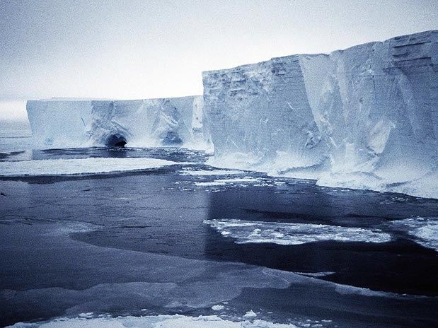 Foto divulgada nesta segunda (31) mostra o glaciar em mares australianos; teme-se que o bloco afete correntes martimas