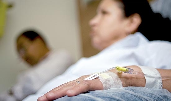 Maria Donizeti da Silva, 55, paciente do Hospital A.C Camargo, em SP, durante sesso de quimioterapia