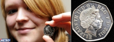 Sarah e sua moeda de 2011. Ao lado, a imagem ampliada comprova:  mesmo do ano que vem