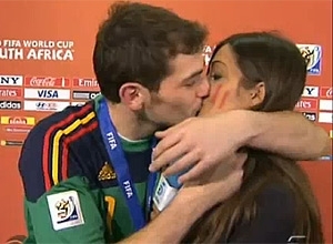 Casillas beija Sara durante entrevista, ao vivo, aps a conquista da Copa do Mundo