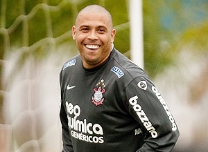 Ronaldo sorri em treino no CT do Corinthians