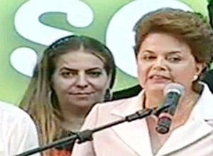 A prefeita de Fortaleza, Luizianne Lins (a segunda de esq. para dir.) durante o discurso de Dilma como presidente eleita
