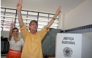 Candidato ao governo da Paraba, Ricardo Coutinho (PSB), vota em escola de Joo Pessoa