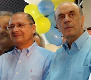 Governador eleito de SP Geraldo Alckmin e o candidato  Presidncia da Repblica, Jos Serra, neste sbado (23)