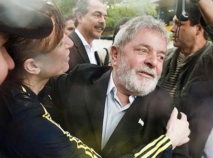 Presidente Lula votou por volta das 9h30 deste domingo; ao chegar ao local, recebeu apoio de eleitores