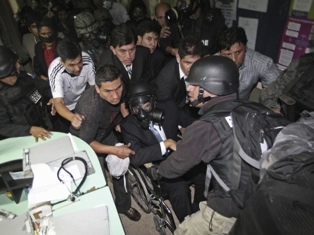 Correa deixou o hospital em uma cadeira de rodas e protegido com uma mscara