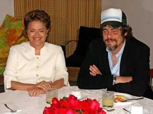 A candidata do PT  Presidncia, Dilma Rousseff, ao lado do ator porto-riquenho Bencio Del Toro, na manh deste sbado.