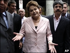 Apesar de escndalo, jornais vem vitria de Dilma quase certa