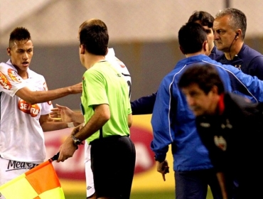 Neymar e Dorival Jnior discutiram rispidamente