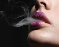 Pesquisa mostra que mulheres comeam a fumar antes que homens