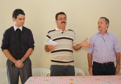 O prefeito Silvio Souto (centro) e os empresários Anderson Mello Roberto (esquerda) e Ademir José Refati (direita).