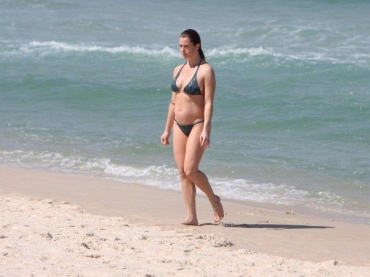 A atriz Letcia Spiller foi fotografada nesta sexta-feira (20) na praia da Barra da Tijuca, na zona oeste do Rio de Jane