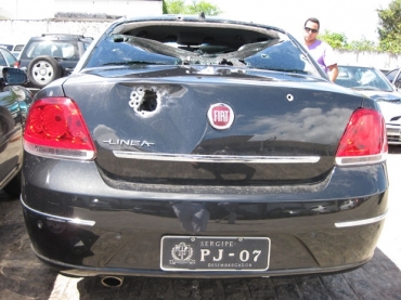 Carro usado pelo presidente do TRE-SE, Luiz Antnio Mendona, com marcas de tiros