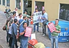 Servidores fizeram um protesto ontem; Eles saram da avenida do CPA at a sede da Secretaria de Estado de Educao