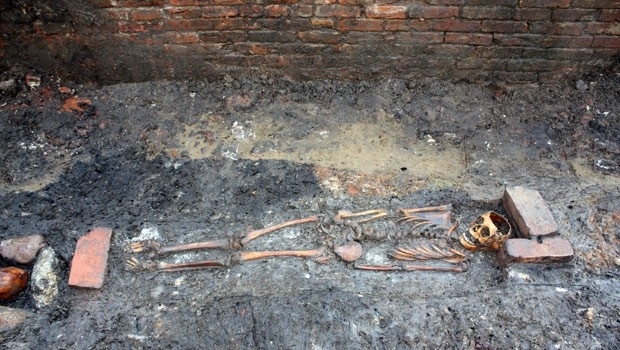 Esqueleto de criana de 10 a 13 anos do cemitrio de Lindegaarden em Ribe, na Dinamarca.