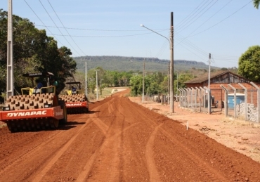 Mquinas trabalham na terraplanagem num total de 1,4 km do centro at a sada da cidade sentido Diamantino