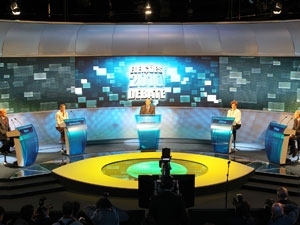 Jos Serra, Marina Silva, o mediador Ricardo Boechat, Dilma Rousseff e Plnio Sampaio no primeiro debate da campanha