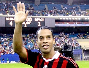 Ronaldinho Gacho s dar adeus ao Milan se a oferta atingir os R$ 23 milhes 
