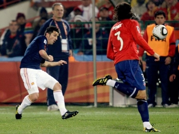 David Villa chuta para marcar o primeiro gol da vitria da Espanha contra o Chile, ainda na primeira fase