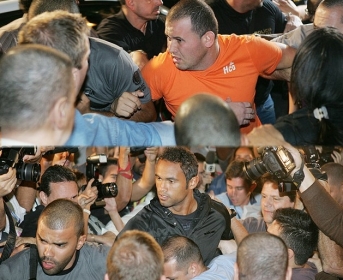 Chegada de goleiro Bruno e seu amigo Macarro (acima) causa tumulto na Diviso de Homicdios, na Barra da Tijuca, no Rio