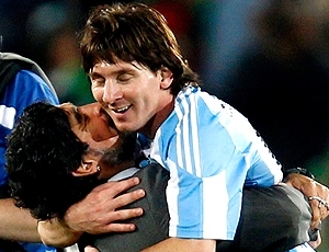 Messi lidera a campanha dos jogadores pela permanncia de Maradona  frente da seleo argentina