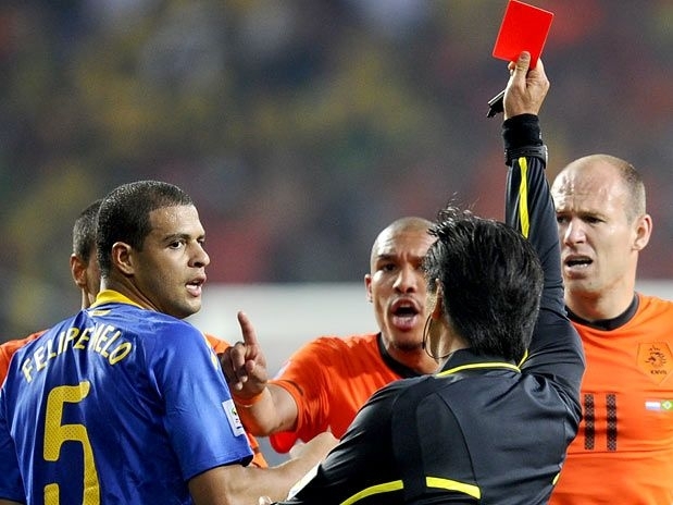 Expulso de Felipe Melo dificultou reao brasileira na derrota para Holanda