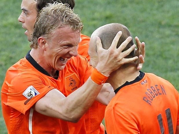 Robben comemora com Kuyt: Holanda segue invicta