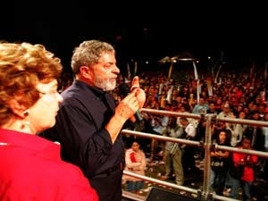 Em imagem de arquivo, Lula participa do ltimo comcio da campanha para a reeleio, em 2008.
