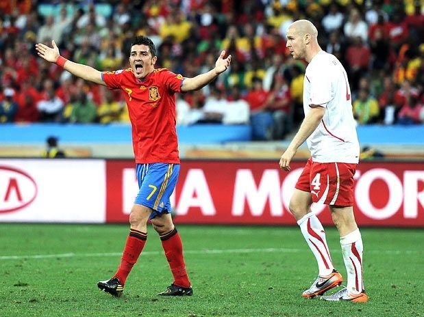 Espanhis e chilenos apostam em futebol ofensivo aps sofrimento com defesa sua