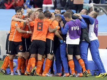 Holandeses comemoram gol marcado por Sneijder: Jabulani 