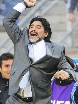 Maradona pede desculpas a Platini, mas no repete o gesto com Pel