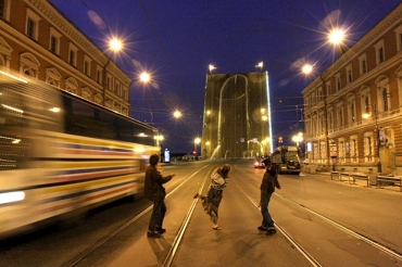 Russos desenham pnis gigante de 65 metros em ponte. 