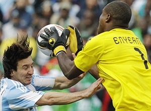 Vincent Enyeama segura a bola e para Messi