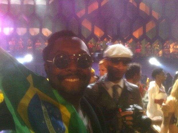 Will.I.Am exibe bandeira do Brasil que segurou durante o show