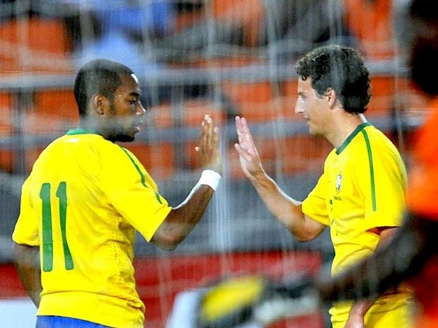 Robinho e Lus Fabiano celebram goleada brasileira h uma semana da Copa da frica do Sul