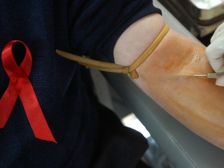 Especialistas dizem que proibio  doao de sangue por homossexuais ainda  necessria, mas ativistas protestam