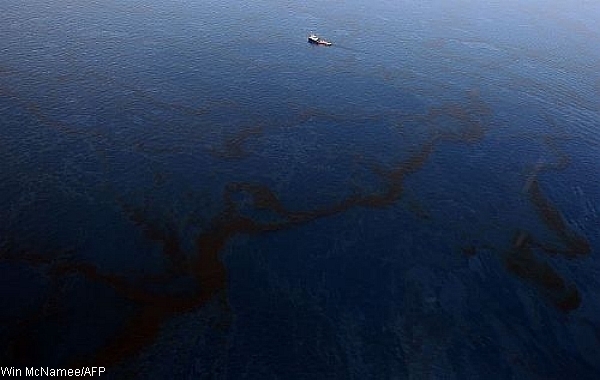 Navios coletam leo que emerge para superfcie do Golfo do Mxico; substncia se concentra no fundo do mar