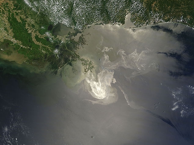 Foto de satlite da regio atingida pelo vazamento no golfo do Mxico, considerado o pior desastre ambiental dos EUA