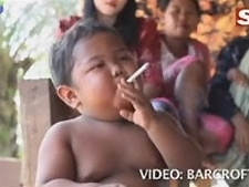 Garoto de dois anos fuma quarenta cigarros por dia