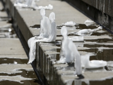Cerca de mil bonecos de gelo so derretidos em Berlim, na Alemanha, em protesto do grupo WWF