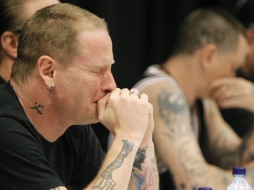 Msicos do Slipknot choram em entrevista cedida aps a morte do baixista do conjunto, Paul Gray 