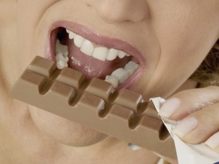 Especialista diz que comer chocolate pode ser bom para a presso sanguinea, mas que efeitos sobre pele no so confirmad