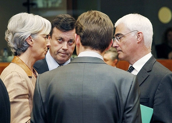 Ministra das finanas da Frana, Christine Lagarde, fala com ministros irlands (centro) e britnico (direita)