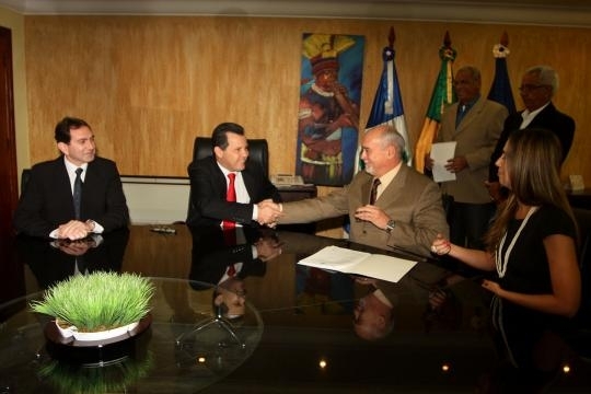 Silval Barbosa e diretor da Votorantim, Luiz Alberto, assinam protocolo para instalao de nova fbrica em MT