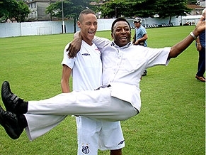 Neymar segura Pel no colo, durante uma visita do Rei ao CT do Santos, h meses