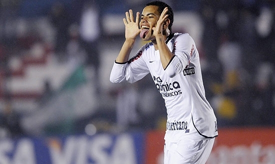 Atacante Dentinho comemora gol na vitria do Corinthians contra o Racing-URU pela Taa Libertadores
