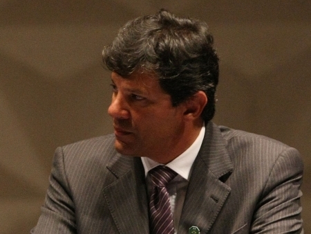 O ministro da Educao, Fernando Haddad, quer fim da exigncia de fiador
