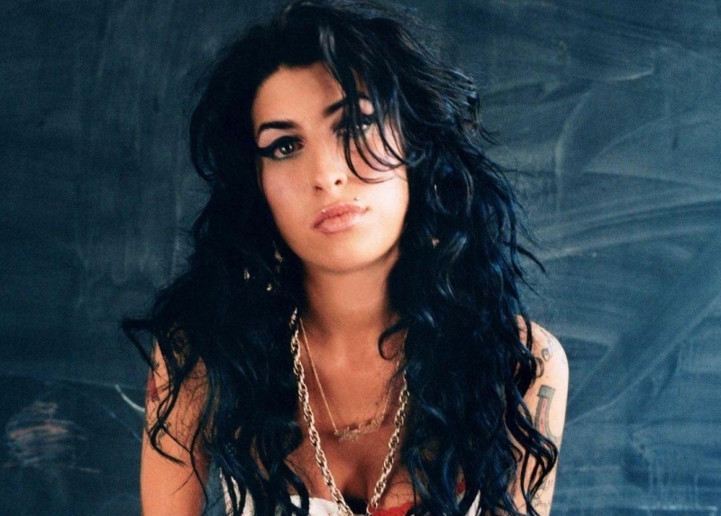 Internada: Winehouse tem problemas com silicone